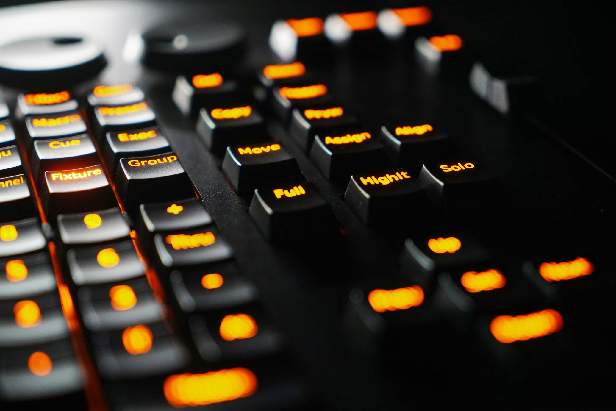 The Evolution of Wireless DMX: CRMX vs. W-DMX in Battery-Powered Fixtures