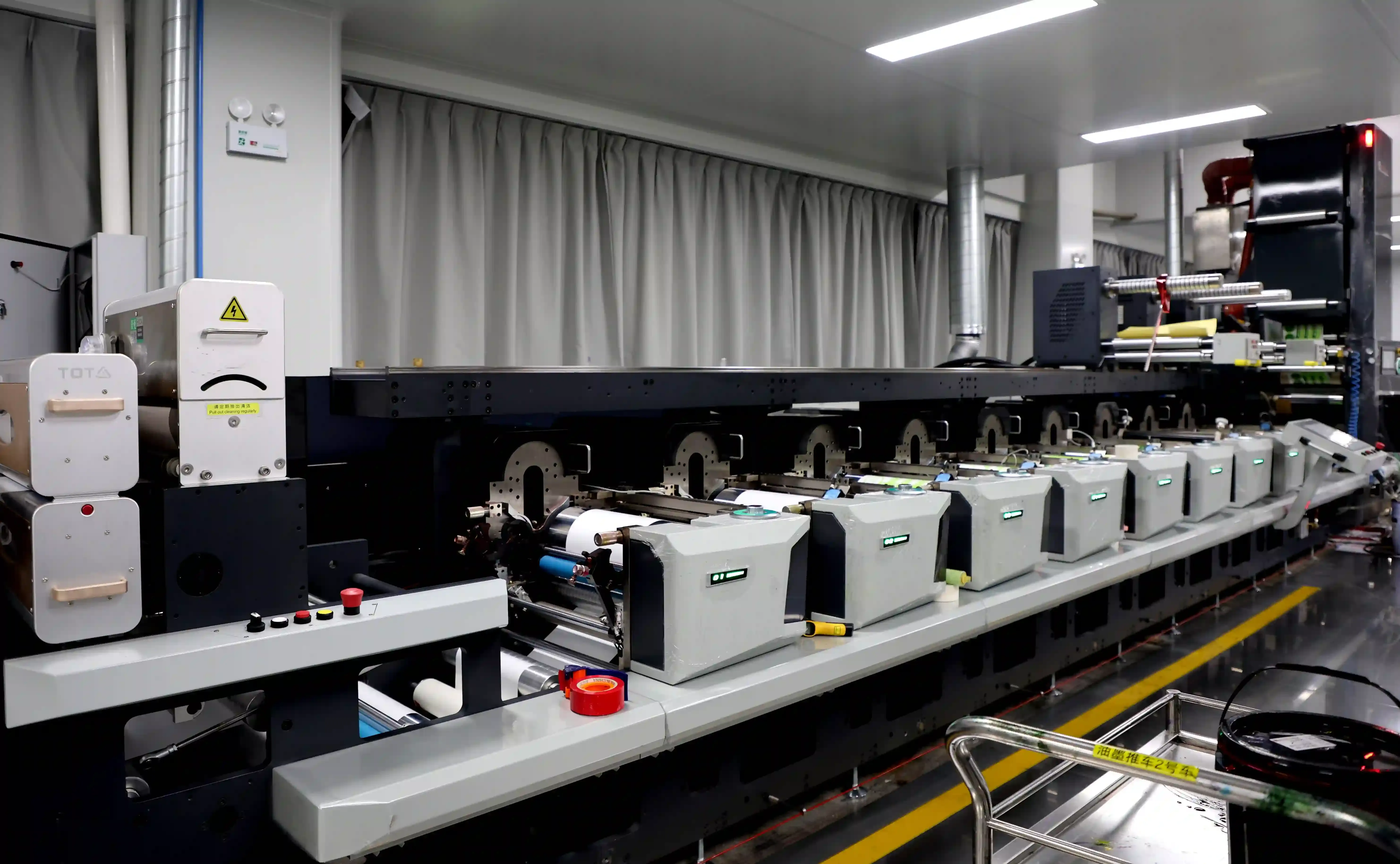 IML Labels for Robotic Arm Automation in Injection Molding